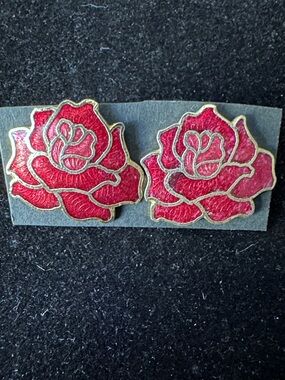 Vtge. Cloisonné enamel red rose flower earrings.